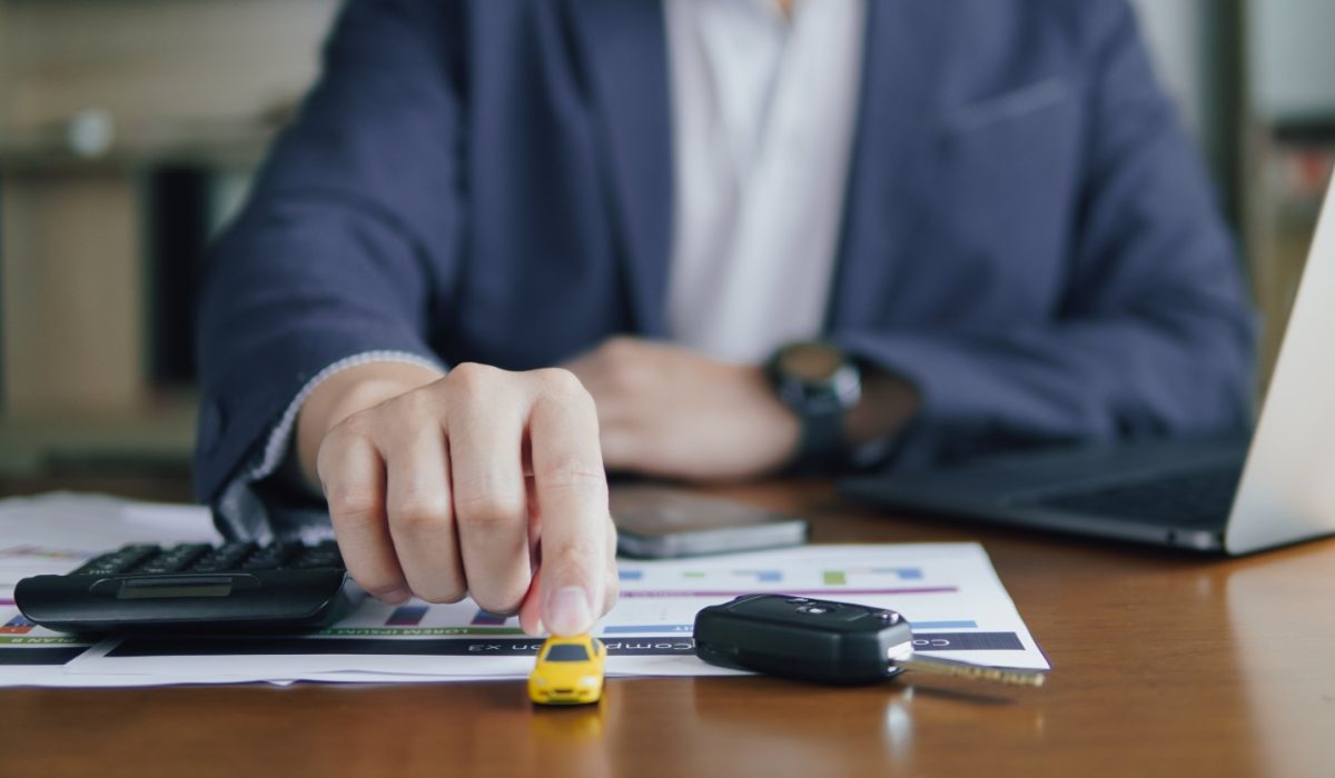 Concepto creativo de un ejecutivo que atrae oportunidades con un carrito de juguete, representando el alquiler de equipos y vehículos.